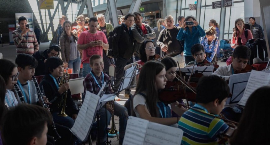 La Orquesta de El Calafate dio la bienvenida a Glaciares en Concierto 2019