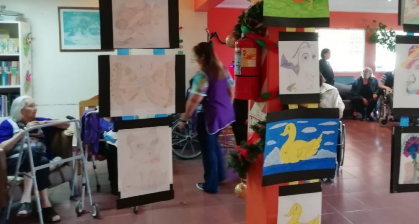Abuelos del Hogar expusieron sus obras de dibujo y pintura