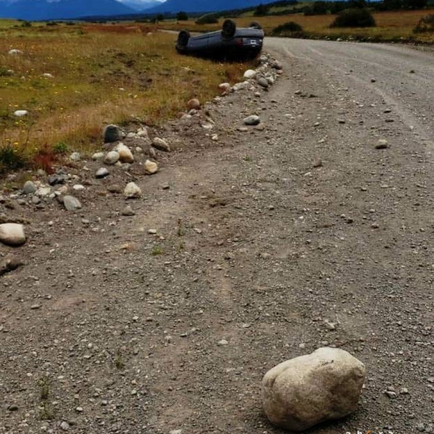 Choc&oacute; una piedra en la ruta y volc&oacute;