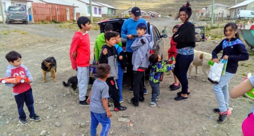 VIDEO. J&oacute;venes regalaron una sonrisa y un juguete a los ni&ntilde;os