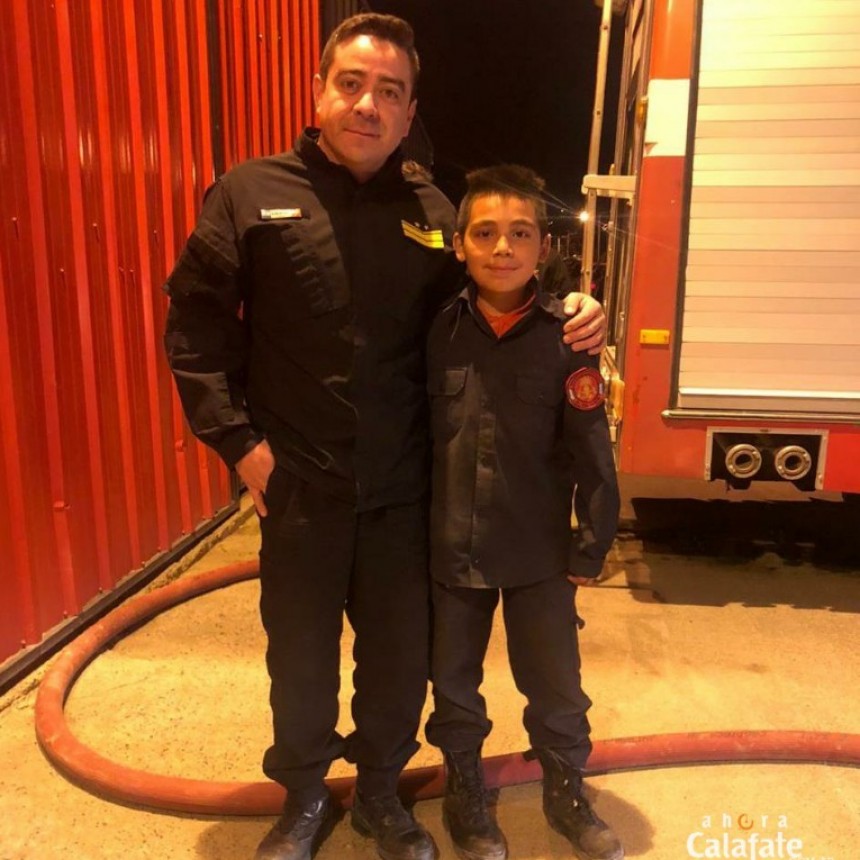 Bruno, el bomberito que reparti&oacute; agua en los barrios